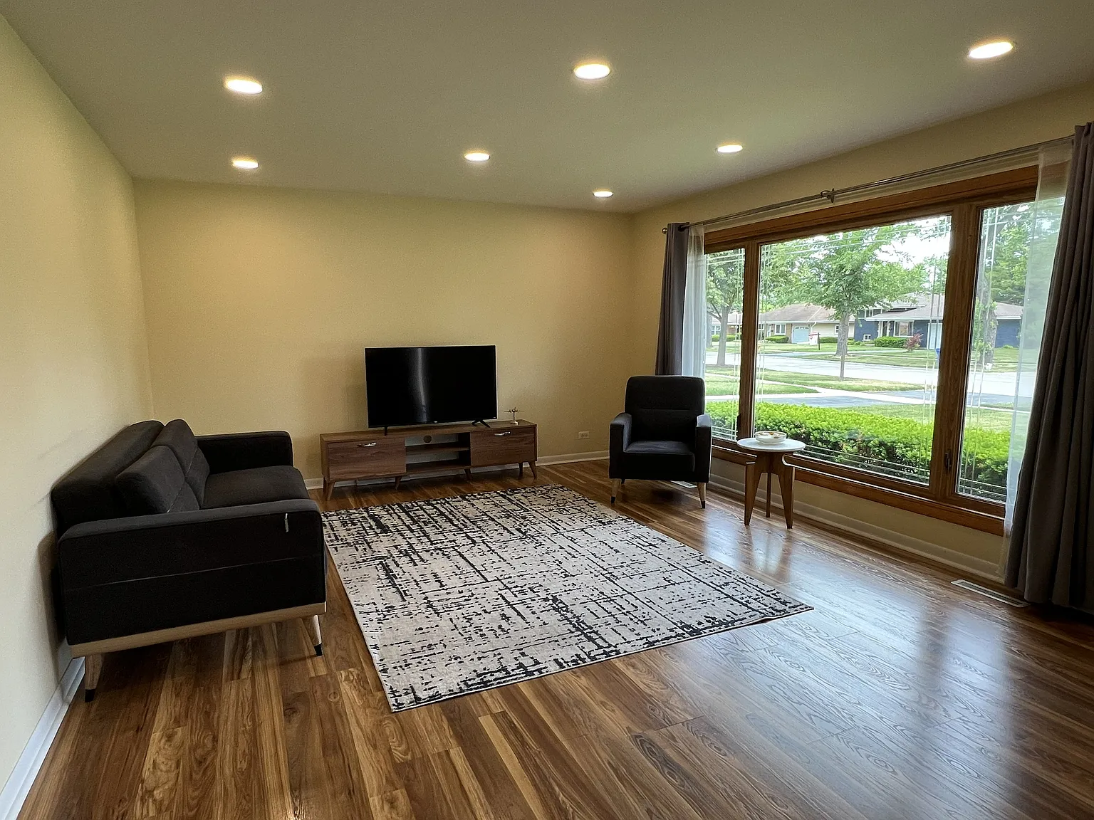 3 bed, 1416 sqft, $3,400 — Photo 2