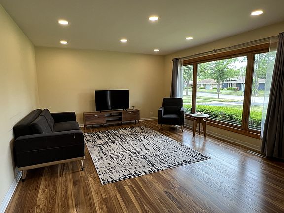2nd image of 1431 E Emmerson Ln