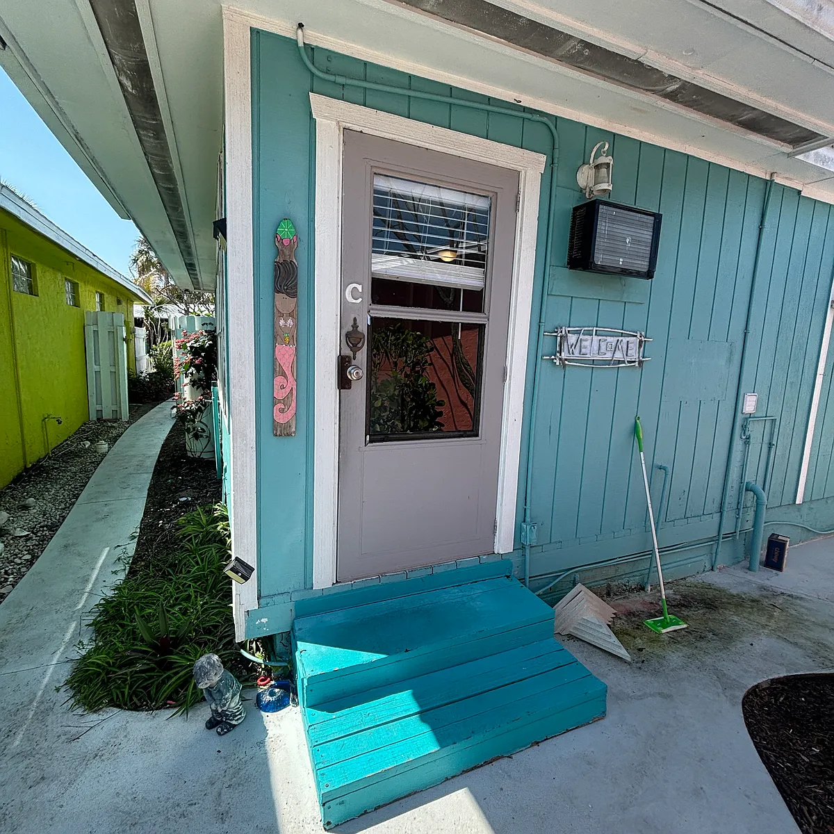 Building Photo - 2571 NE Palm Ave #C