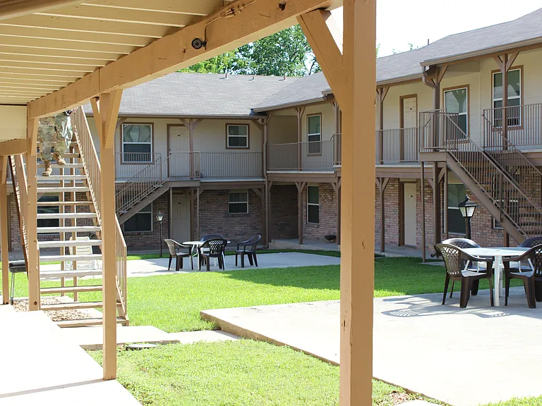 South Castle Apartments — Photo 10