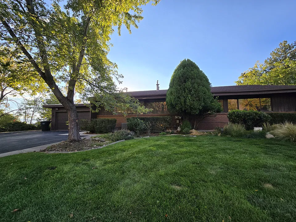 2727 N Edgewood Dr #2727