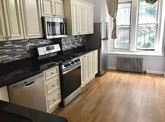 684 Parker St — Photo 2