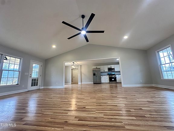 4th image of 217 Fox Meadows Dr