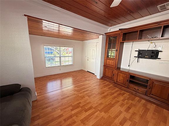 4th image of 3620 BURLINGTON AVENUE N