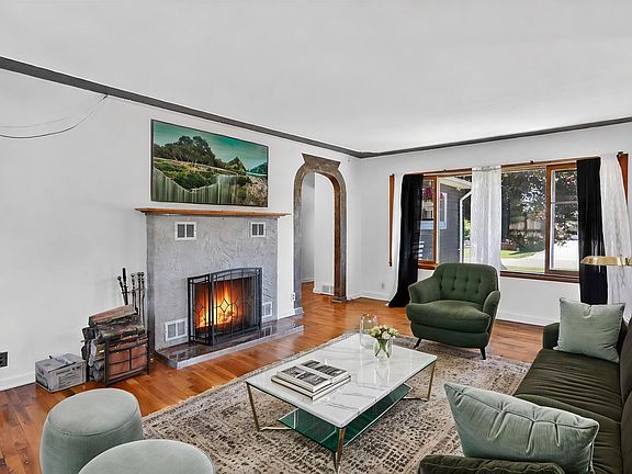 4th image of 340 Lakeshore Dr