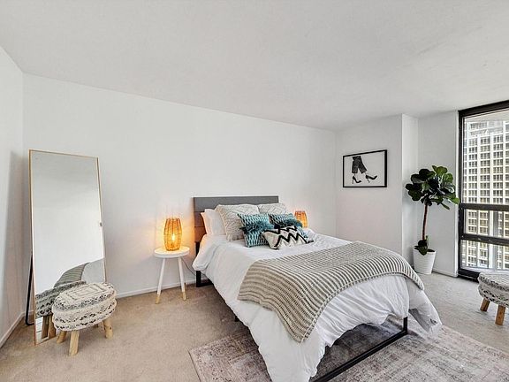 4th image of 10 E Ontario St #3413