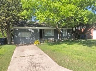 1821 Sheffield Rd, The Village, OK 73120