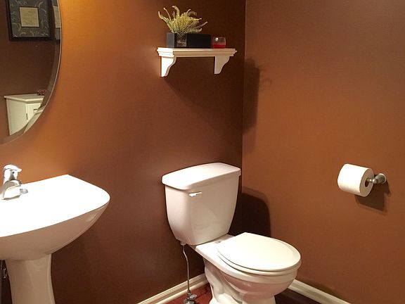 Main floor bathroom (1/2)