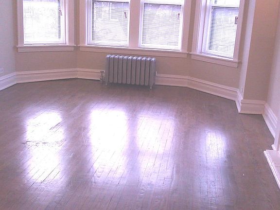 Sunny Bay windowed living room