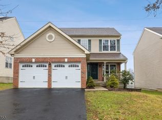 348 Hamilton Dr, Stewartsville, NJ 08886