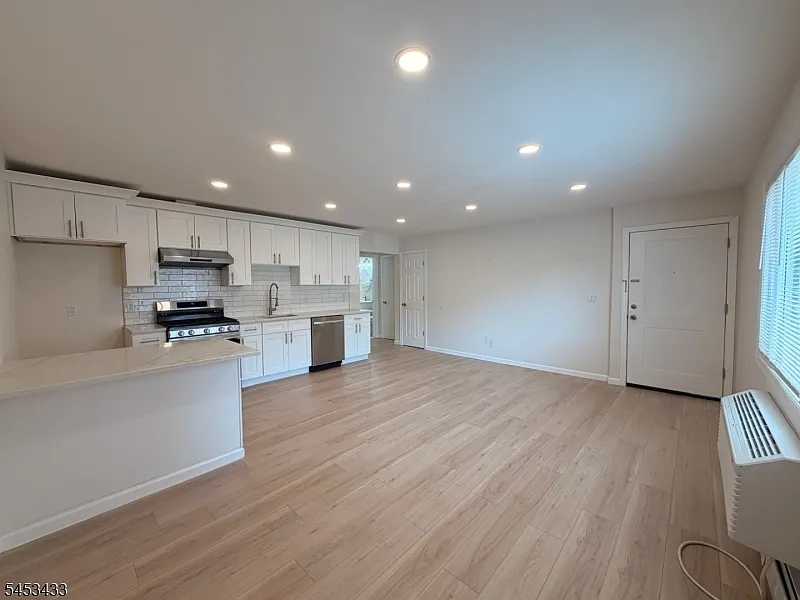 1 bed, 1.0 bath, $1,950 — Photo 3