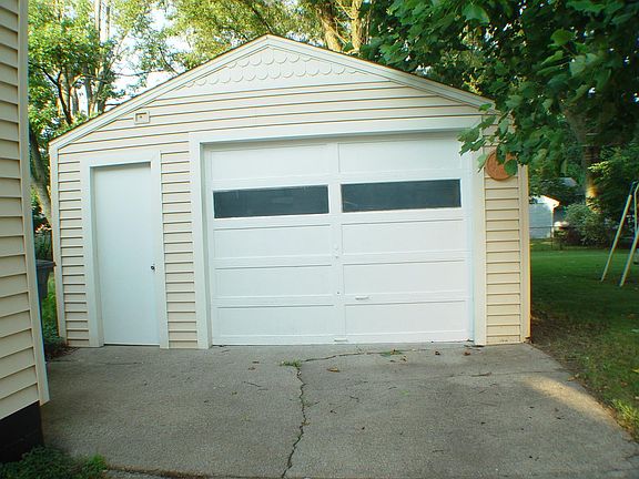 3rd image of 1008 Canterbury Dr