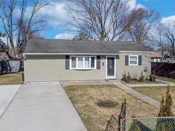 135 Merrill Street, Brentwood, NY 11717