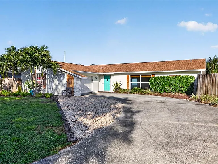 4200 Beach Dr SE — Photo 2