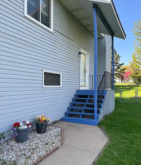 1201 Hillcrest Ct — Photo 2
