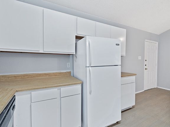 4th image of 2906 Jadewood Ct