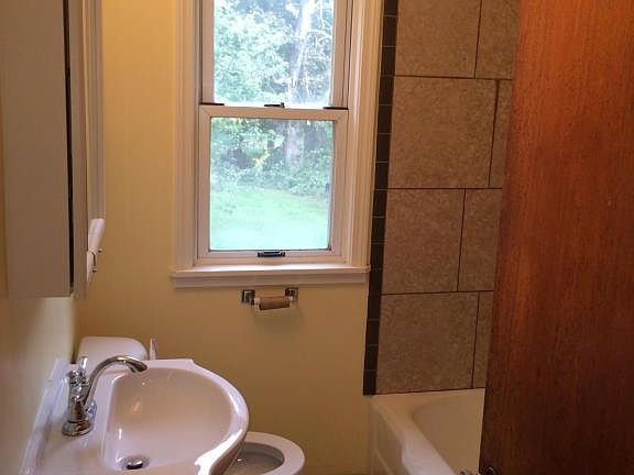 4th image of 105 Terrace Ave