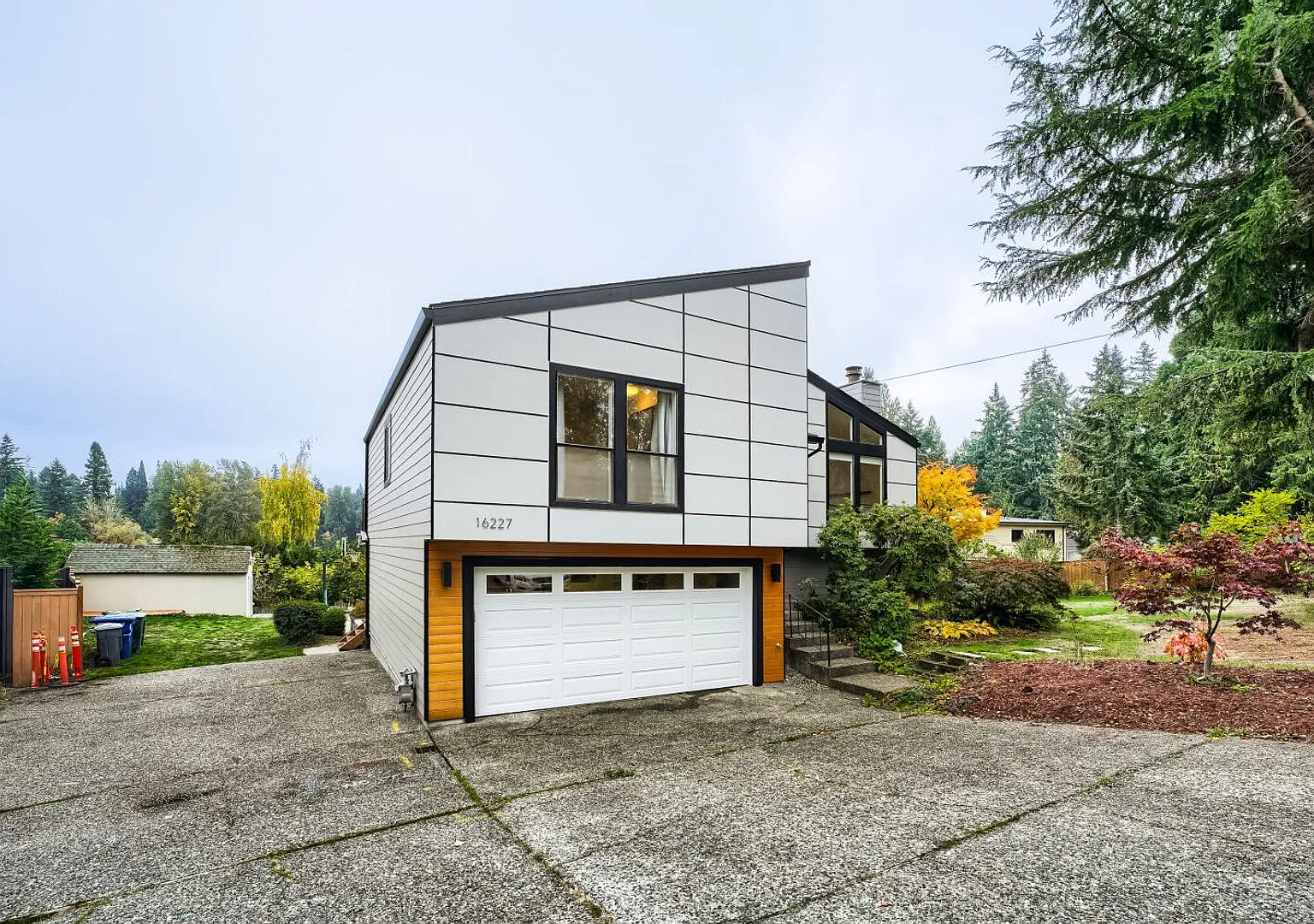 Modern 4 Bedroom Home with Large Backyard — Photo 1