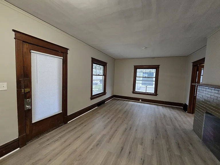 349 17th St SE — Photo 3