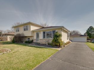 615 Renee Dr, South Elgin, IL 60177