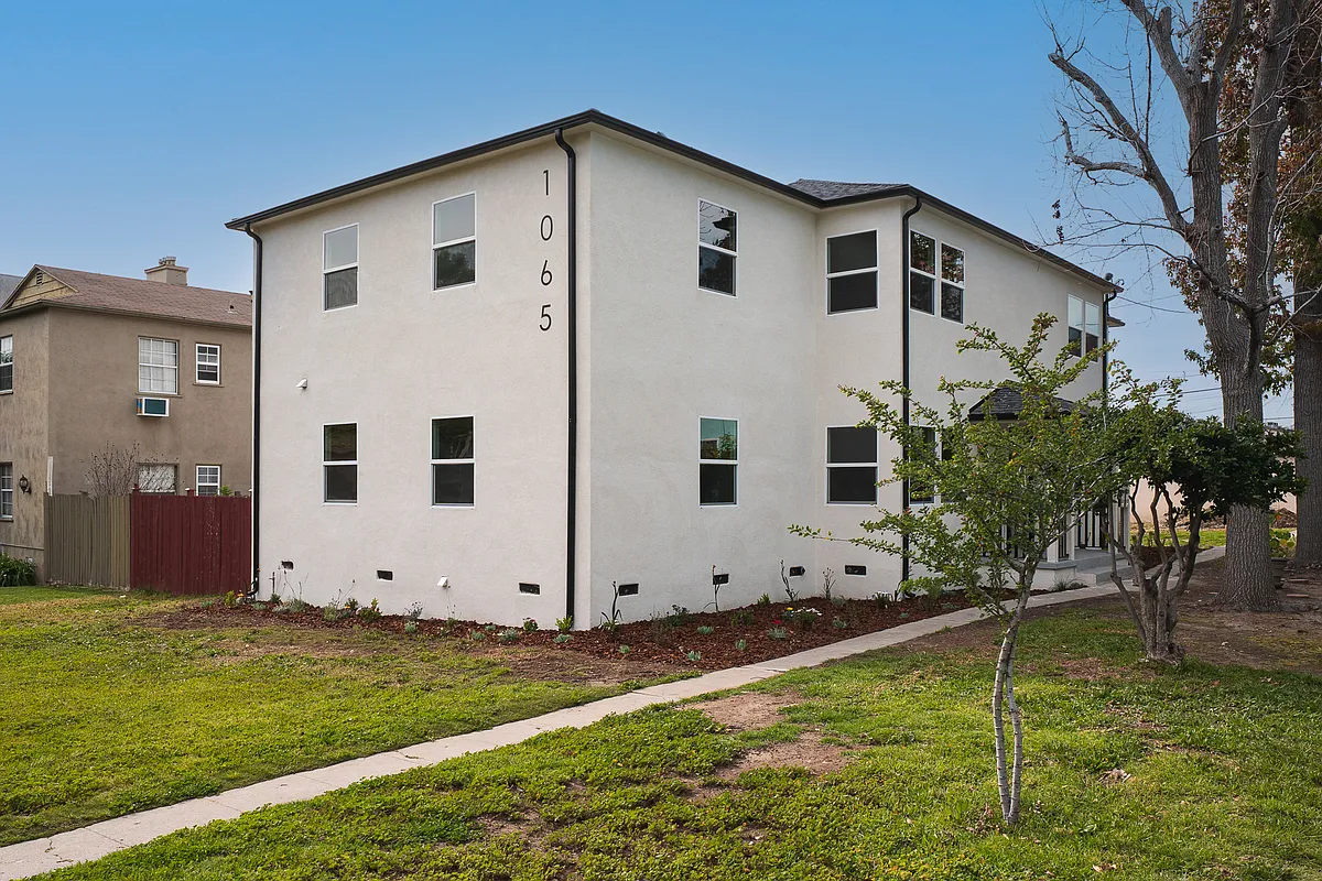 Building Photo - 1065 E Spazier Ave #202