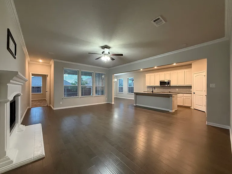 1717 Victoria Dr — Photo 4