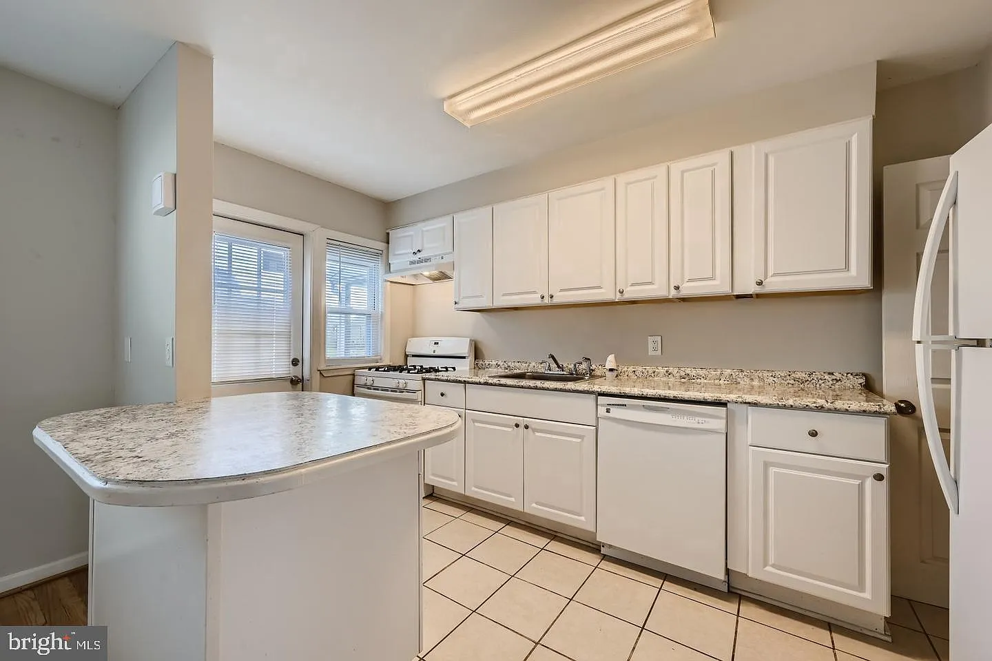 3 bed, 2.0 bath, 1324 sqft, $1,850 — Photo 4