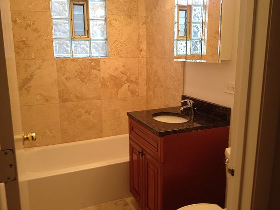 5th image of 914 W Belmont Ave APT 4