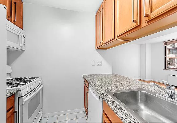 5th image of 350 W 50th St APT 3FF