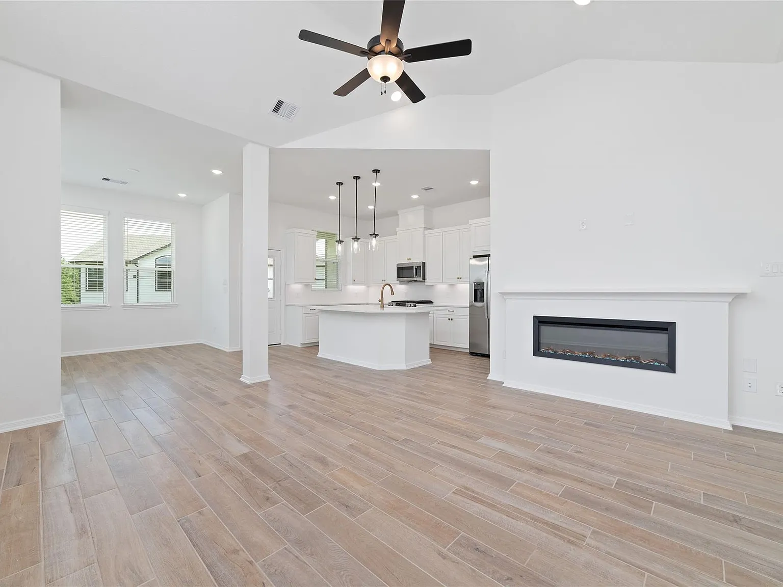 3 bed, 2.5 bath, 1908 sqft, $2,400 — Photo 2