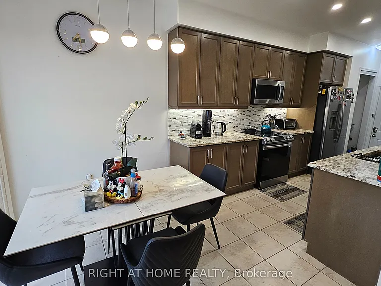 1206 Duignan Cres #UPPER — Photo 11