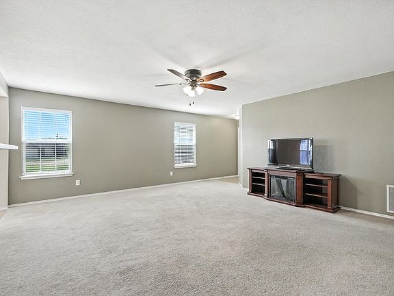 3rd image of 1101 Castle Top Dr