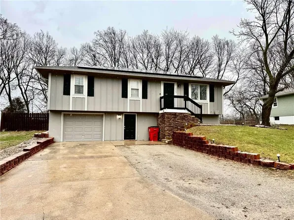 2203 S Owings St, Oak Grove, MO 64075