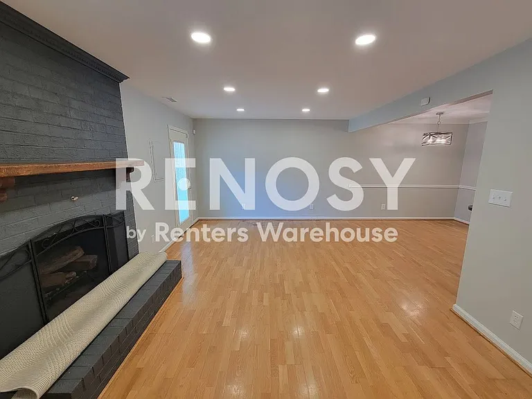914 Wildwood Square Ct — Photo 12