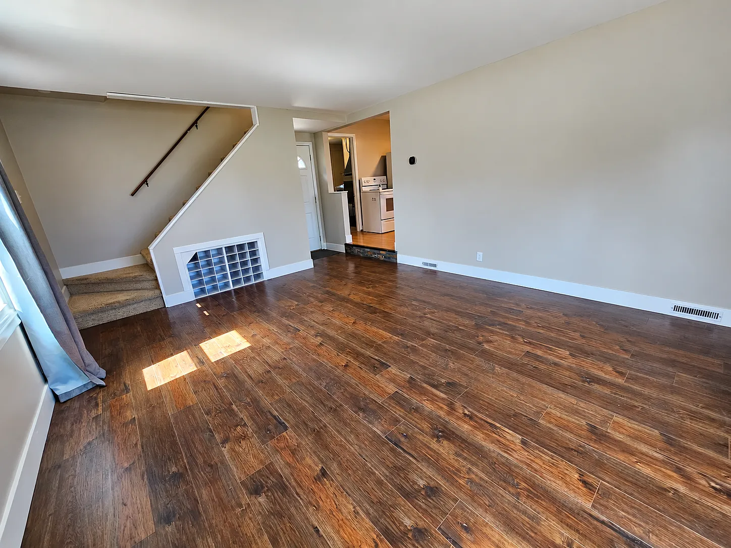 3 bed, 1.0 bath, 1208 sqft, $2,095 — Photo 4