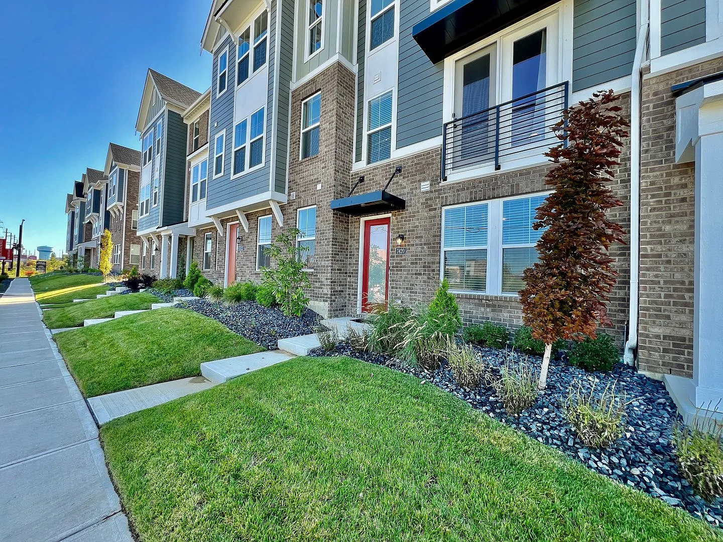 Central, luxury townhome in the heart of Liberty — Photo 1