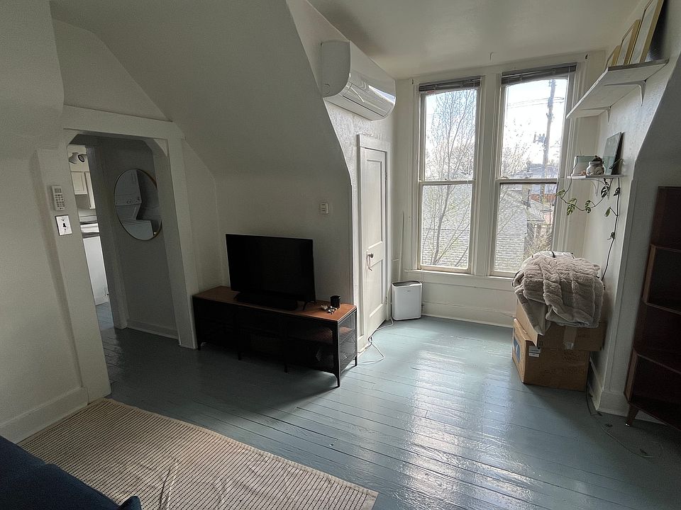 Painted wood floors, free broadcast tv from antenna brings in 72 channels