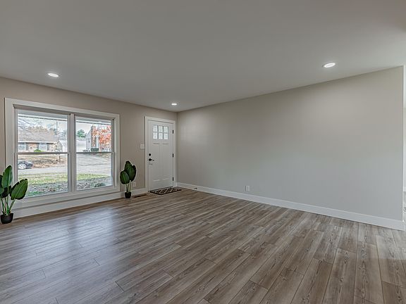 5th image of 818 Hartford Ct