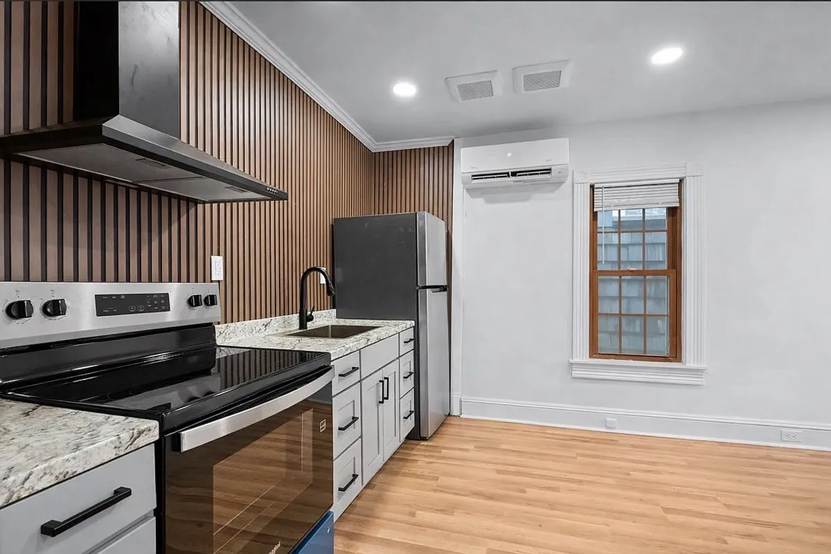Building Photo - 13 8th Ave #B