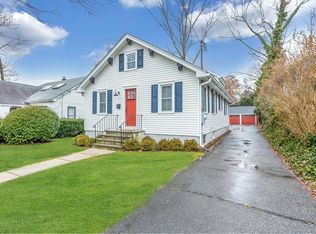 27 Penataquit Pl, Huntington, NY 11743