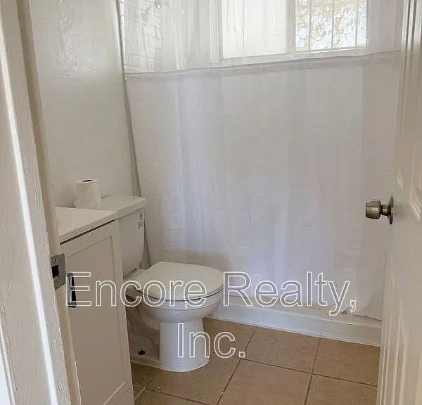 549 McIntosh St #D — Photo 2