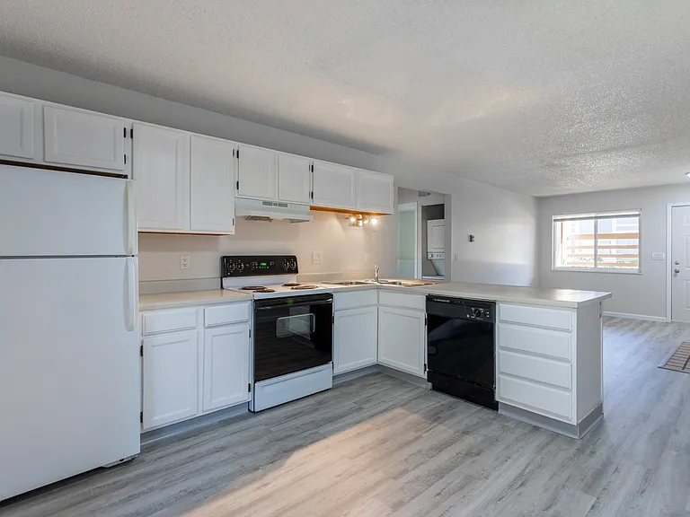 845 Hathaway Dr — Photo 4