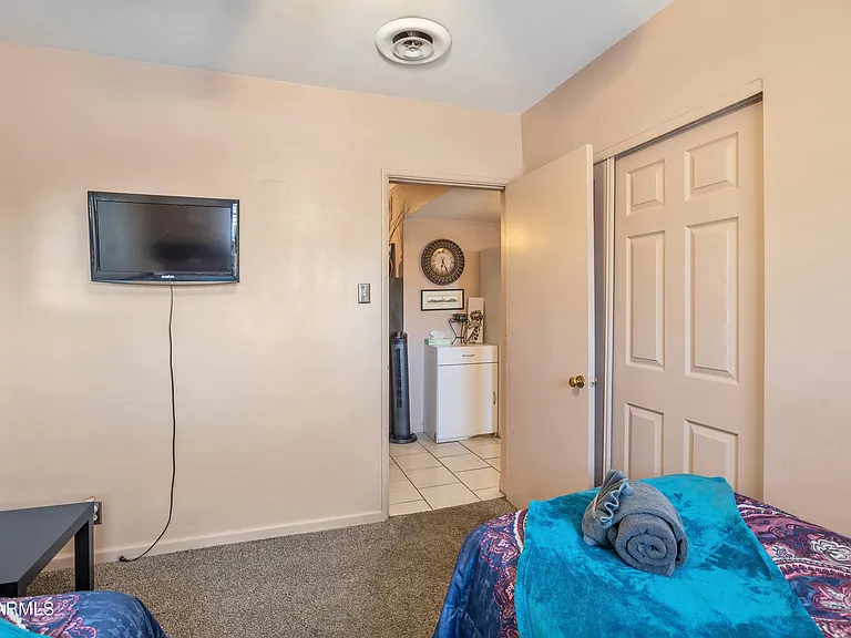 842 W Fairmount Ave — Photo 36