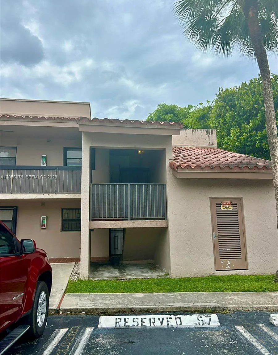 Park Lake Vilg Condo Phs — Photo 1