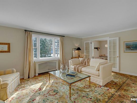 2nd image of 724 W Saddle River Rd