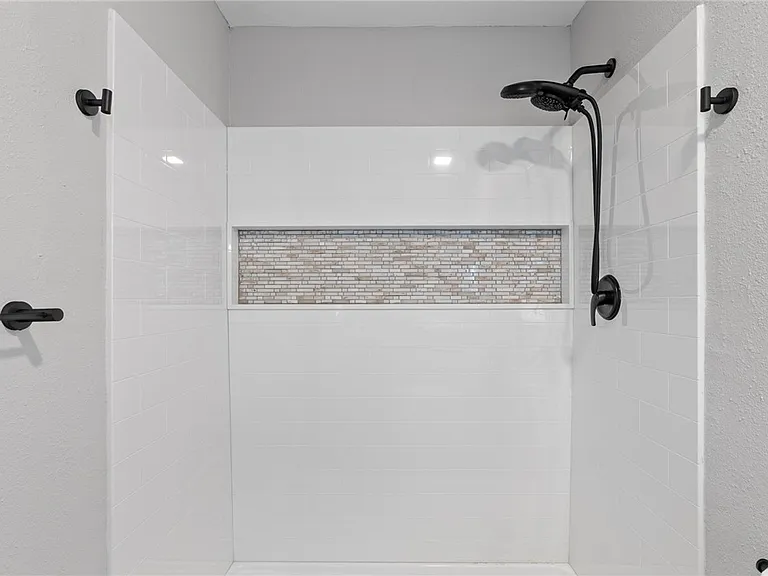 804 Avenue B — Photo 26