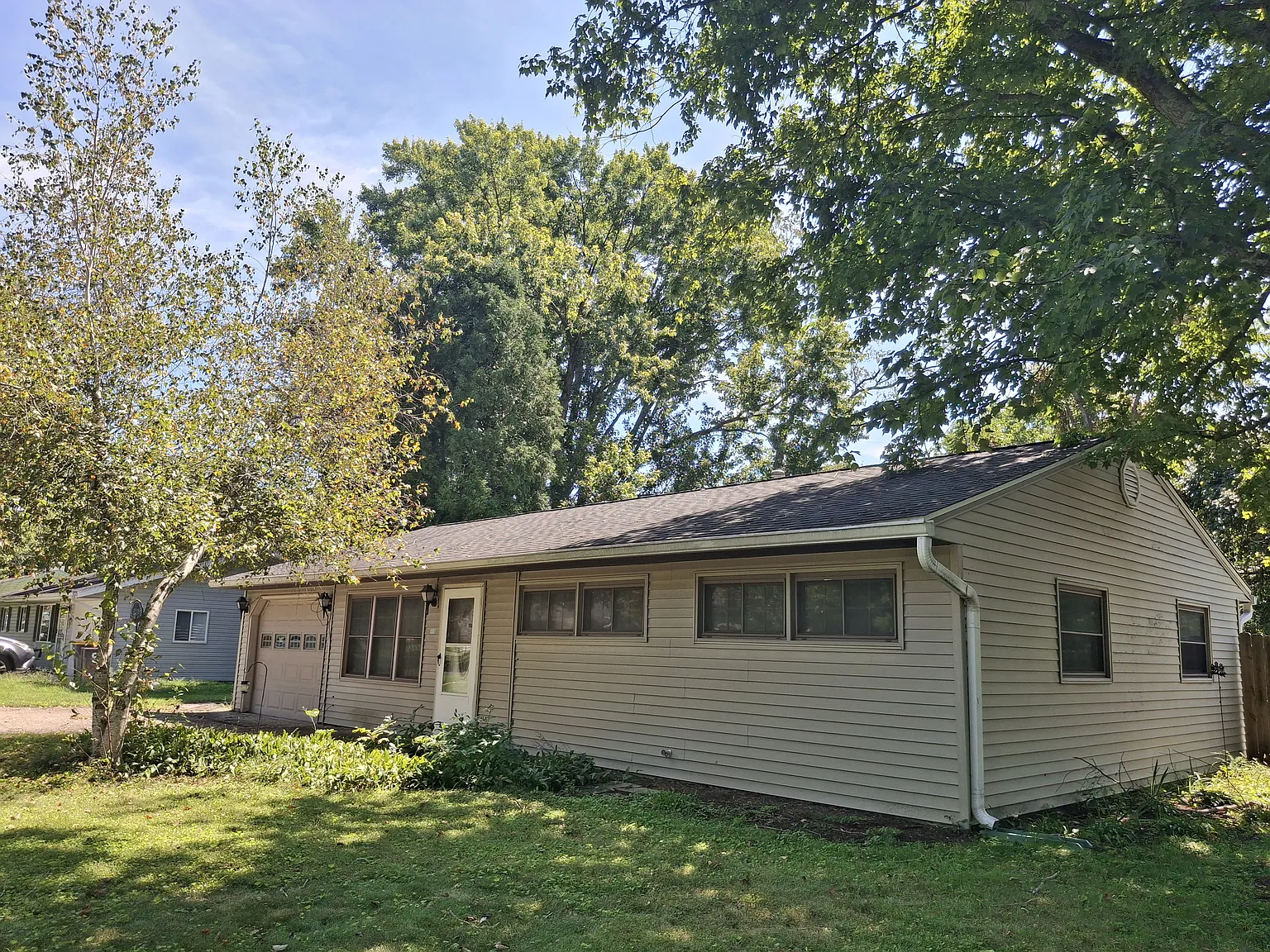 3 bed, 1.5 bath, 936 sqft, $1,900 — Photo 3