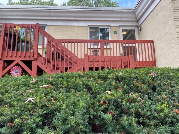 1 Lake Ave APT 4B