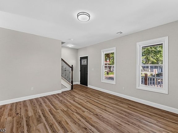 5th image of 32 3Rd St