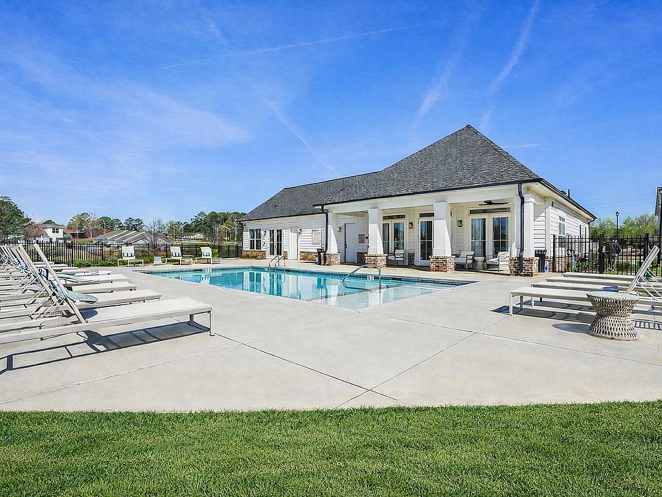 Covey Homes Kirkland - Swimming Pool and Sundeck